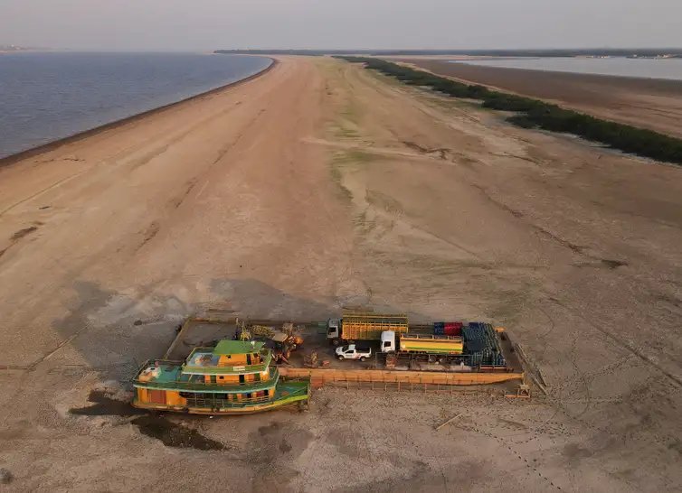 Seca na Amazônia deixa barcos encalhados e paralisa transporte pelos rios
10/11/2023
REUTERS/Bruno Kelly