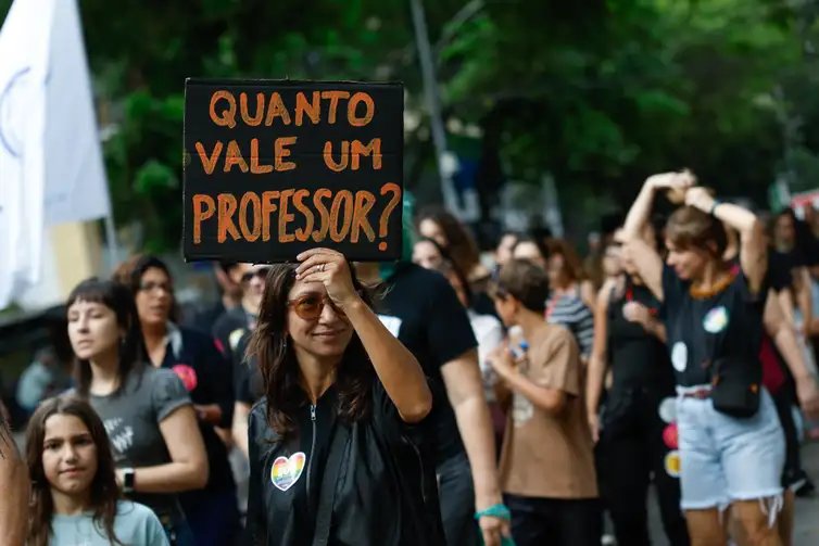 Rio de Janeiro (RJ), 02/09/2026  – Professores das escolas particulares do Rio de Janeiro, em greve por reajuste salarial e outras reivindicações, protestam nas ruas da região do Largo do Machado. Foto: Fernando Frazão/Agência Brasil