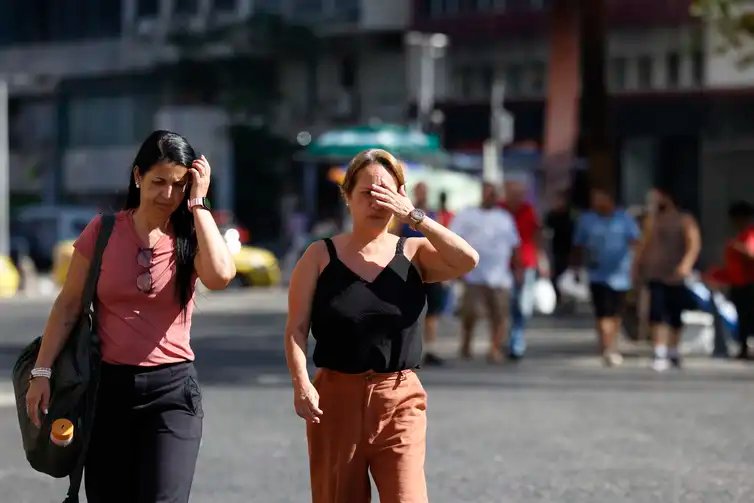 Fernando Frazão/Agência Brasil Rio de Janeiro (RJ), 26/12/2025 – Pessoas se protegem do sol no centro da cidade em dia de calor no Rio de Janeiro. Foto: Fernando Frazão/Agência Brasil