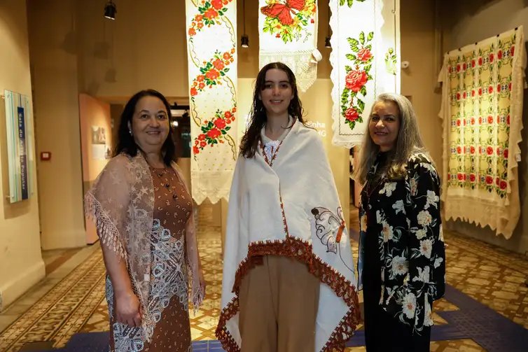 Fernando Frazão/Agência Brasil Rio de Janeiro (RJ), 17/09/2026 – As artesãs Maria Aparecida das Graças Oliveira, Monique Sthefany Rodrigues Sobrinho e Ilma Gonçalves de Oliveira na mostra Arte Têxtil de Turmalina e Veredinha – Jequitinhonha, MG, que exibe seus bordados no Centro Nacional de Folclore e Cultura Popular, no Museu do Folclore Edison Carneiro, no Catete. Foto: Fernando Frazão/Agência Brasil
