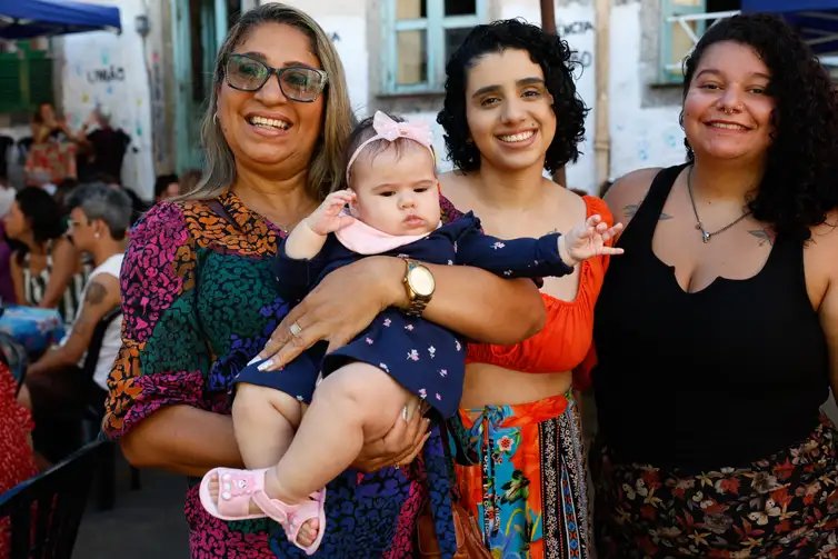 Rio de Janeiro (RJ), 25/09/2026 – Sandra Pimentel com a neta Aurora, a filha Brenda Pimentel e Thamara Cristina Barbosa dos Santos no Quilombo Ferreira Diniz, na Glória, tombado pelo Instituto do Patrimônio Histórico e Artístico Nacional (IPHAN).  Foto: Fernando Frazão/Agência Brasil