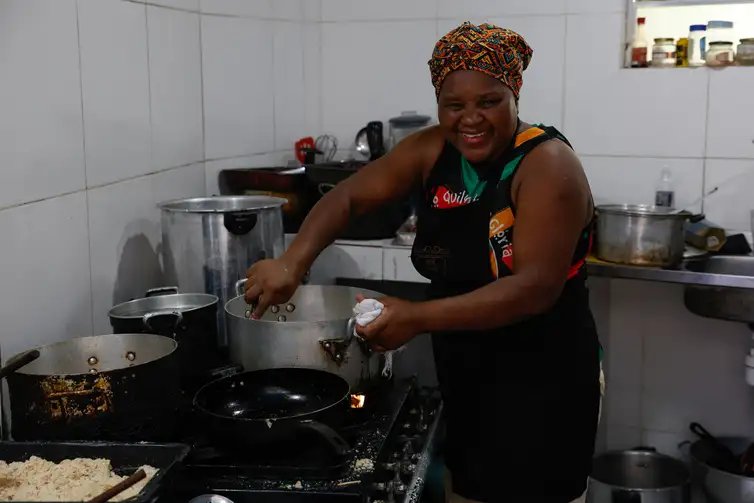 Rio de Janeiro (RJ), 25/09/2026 – Aparecida de Fátima Ferreira, a Tia Cida, prepara feijoada no Quilombo Ferreira Diniz, na Glória, tombado pelo Instituto do Patrimônio Histórico e Artístico Nacional (IPHAN).  Foto: Fernando Frazão/Agência Brasil