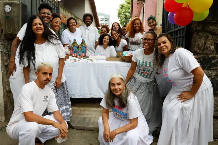 Fernando Frazão/Agência Brasil Rio de Janeiro (RJ), 27/09/2026 – A Mãe de Santo Ana Carolina Oliveira com seus filhos na distribuição de doces em celebração pelo Dia de Cosme e Damião no Terreiro de Umbanda São Cosme e São Damião, em Vila Isabel. Foto: Fernando Frazão/Agência Brasil
