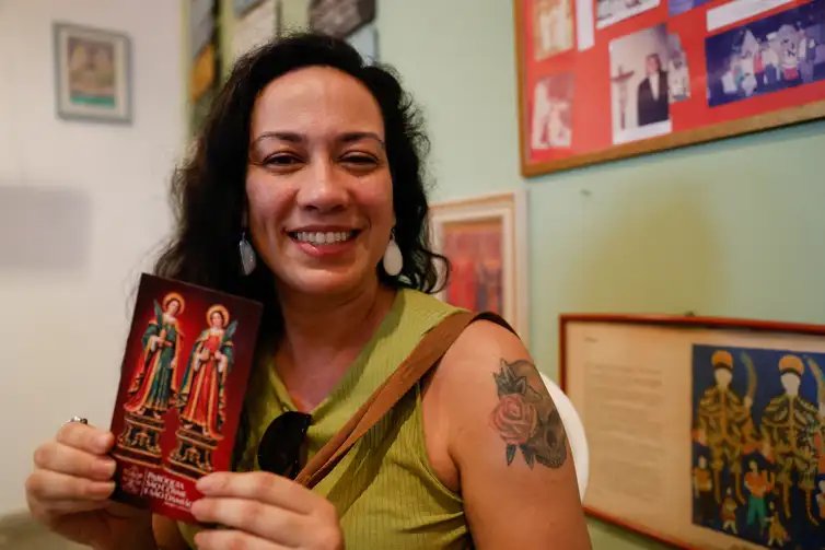 Fernando Frazão/Agência Brasil Rio de Janeiro (RJ), 27/09/2026 – Caroline Pinho de Araújo celebra o Dia de Cosme e Damião na Paróquia de São Cosme e São Damião, no Andaraí. Foto: Fernando Frazão/Agência Brasil