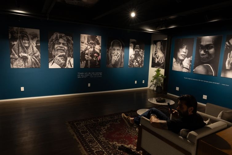 Tr3ze/Divulgação. Exposição em São Paulo homenageia Padre Júlio e pessoas em situação de rua. Foto: Tr3ze/Divulgação.