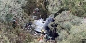 Vista aérea dos destroços metálicos de uma aeronave acidentada no meio da vegetação.