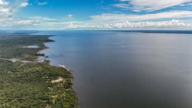 Rafa Neddermeyer/Agência Brasil 14/05/2026 - Belterra - Floresta Nacional do Tapajós - Pará - Na comunidade de Piquiatuba, dentro da Floresta Nacional do Tapajós, Elton Vasconcelos criou um negócio que une culinária regional, turismo de experiência e desenvolvimento comunitário. A Casa do Eltom virou referência para visitantes que buscam viver a Amazônia real: sabores locais, trilhas, hospitalidade e conexão com a floresta. E é exemplo vivo do turismo de base comunitária. O empreendimento agora amplia sua atuação com passeios turísticos e hospedagem, incluindo a implantação de chalés após conseguir aporte de R$ 200 mil de investidores e alta demanda já na fase inicial. Foto: Rafa Neddermeyer/Agência Brasil