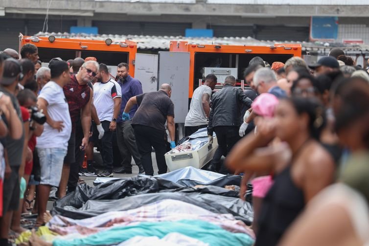 Tomaz Silva/Agência Brasil Rio de Janeiro (RJ), 28/10/2025 - Dezenas de corpos são trazidos por moradores para a Praça São Lucas, na Penha, zona norte do Rio de Janeiro. Operação Contenção
Foto: Tomaz Silva /Agência Brasil