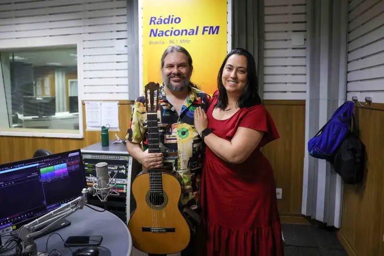 Fabio Rodrigues-Pozzebom/Agência Brasil Brasília (DF), 21/09/2026 O violonista Alessandro Borges e a cantora Pilar Acosta participam do programa Espaço Arte
Foto: Fabio Rodrigues-Pozzebom/ Agência Brasil