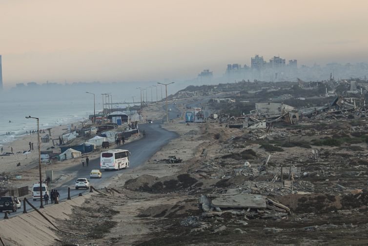 Sunrise Over Nuseirat on Eve of Third Anniversary of Gaza War The sun rises west of the Nuseirat refugee camp in the central Gaza Strip on October 6, 2026, on the eve of the third anniversary of the outbreak of the war on October 7, 2023. After three years of war, most residents of the Gaza Strip continue to face displacement and difficult shelter conditions amid widespread damage to homes and infrastructure and shortages of basic services. According to the United Nations, most of Gazas population remains displaced and concentrated in overcrowded areas, while health and humanitarian risks persist amid limited access to water and essential services. A recent UN assessment also reported continued risks from the collapse of war-damaged buildi Copyright: xapaimagesxHassanxal-Jedixxxapaimagesx No Use Switzerland. No Use Germany. No Use Austria