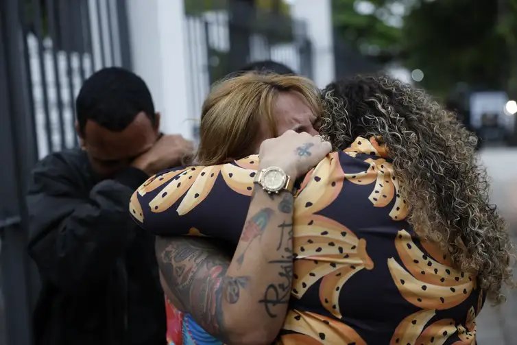 Rio de Janeiro (RJ), 30/10/2025 – Raquel Rodrigues se emociona ao fazer reconhecimento do corpo do filho, Yago Ravel Rodrigues Rosário, encontrado decapitado, um dos mortos na Operação Contenção, no Instituto Médico Legal. Foto: Fernando Frazão/Agência Brasil