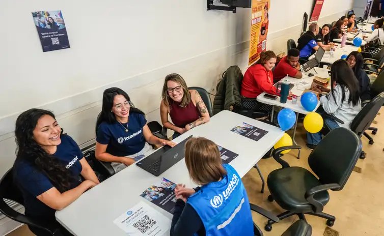São Paulo 17/10/2026 - Cerca de 100 refugiados e migrantes, de 23 nacionalidades, participam, no Centro de São Paulo, da ação “Conexões que Transformam”. O evento promovido pelo Grupo Mulheres do Brasil, Konecta Brasil e Konecta Foundation reúne workshops de empregabilidade e empreendedorismo, revisão de currículo com tradução automática para o português, apoio à documentação e estações com vagas de emprego, espaço kids e de bem-estar.  Foto: Rafa Neddermeyer/Agência Brasil