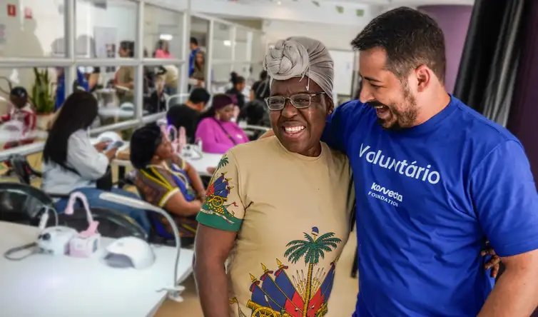 São Paulo 17/10/2026 - Cerca de 100 refugiados e migrantes, de 23 nacionalidades, participam, no Centro de São Paulo, da ação “Conexões que Transformam”. O evento promovido pelo Grupo Mulheres do Brasil, Konecta Brasil e Konecta Foundation reúne workshops de empregabilidade e empreendedorismo, revisão de currículo com tradução automática para o português, apoio à documentação e estações com vagas de emprego, espaço kids e de bem-estar.  Foto: Rafa Neddermeyer/Agência Brasil