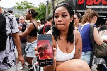 Rio de Janeiro (RJ), 29/10/2025 - Julya Almeida mostra vídeo com imagens de cartuchos encontrados no quintal da sua casa durante protesto de moradores contra execuçoes na comunidade da Vila da Penha, Operação Contenção.
Foto: Tânia Rêgo/Agência Brasil