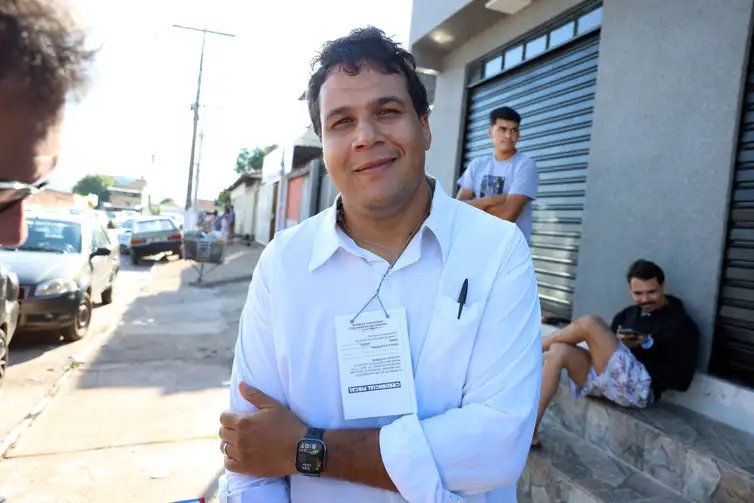Valter Campanato/Agência Brasil Águas Lindas de Goiás (GO), 03/10/2026 - Adenilson dos Santos em dia de votação das Eleições 2026, na Escola Municipal Domingos Simão de Oliveira. Foto: Valter Campanato/Agência Brasil