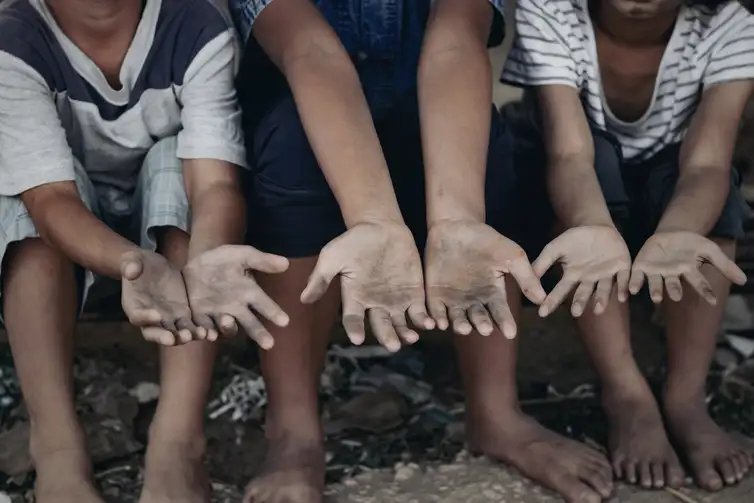 Trabalho infantil na construção de edifícios comerciais. Conceito do Dia Mundial do Trabalho. Foto:
O adecubo/ AdobeStock