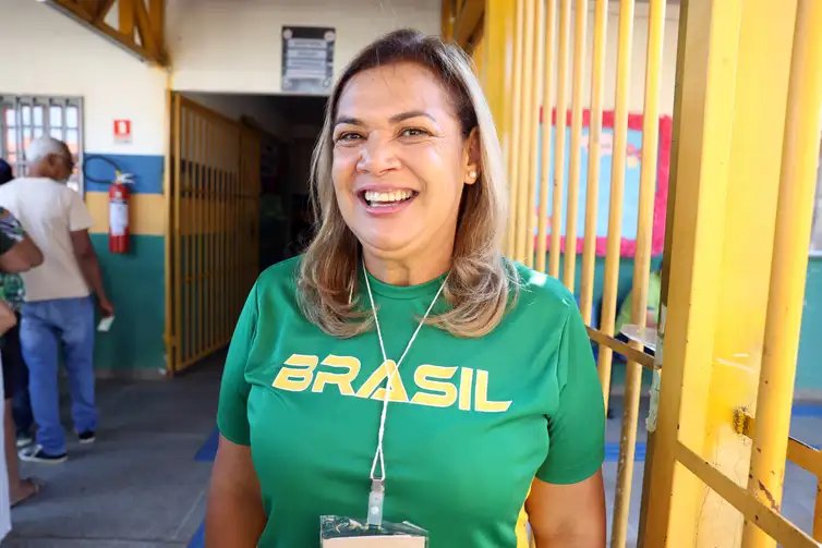 Valter Campanato/Agência Brasil Águas Lindas de Goiás (GO), 03/10/2026 - Diretora da escola, Zélia Vaz, em dia de votação das Eleições 2026, na Escola Municipal Domingos Simão de Oliveira. Foto: Valter Campanato/Agência Brasil