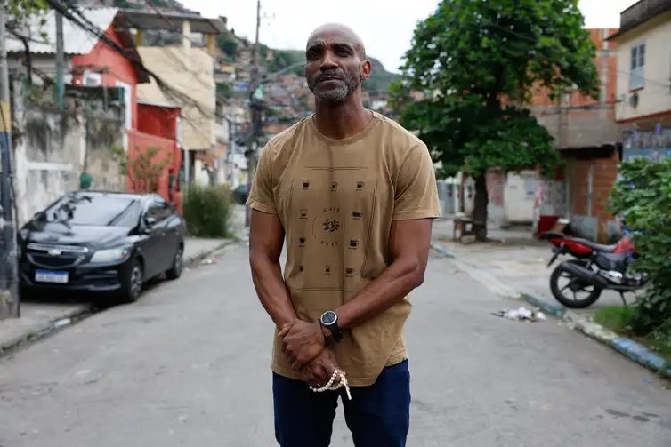 Rio de Janeiro (RJ), 21/09/2026 – Caso Kathlen Romeu, jovem morta por tiro de fuzil em 2021, durante ação da Polícia Militar no Complexo do Lins, vai a julgamento. O pai, Luciano Gonçalves, no local onde foi atingida na comunidade. Foto: Fernando Frazão/Agência Brasil