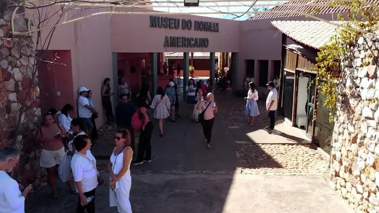 Frame/Caminhos da Reportagem 14/10/2026 - Caminhos da Reportagem- Serra da Capivara. No Dia do Piauí, o Caminhos da Reportagem exibe uma produção da TV Antares e revela a história e as belezas do Parque Nacional Serra da Capivara. Museu do Homem Americano preserva a pré-história do PI . Foto: Frame/Caminhos da Reportagem