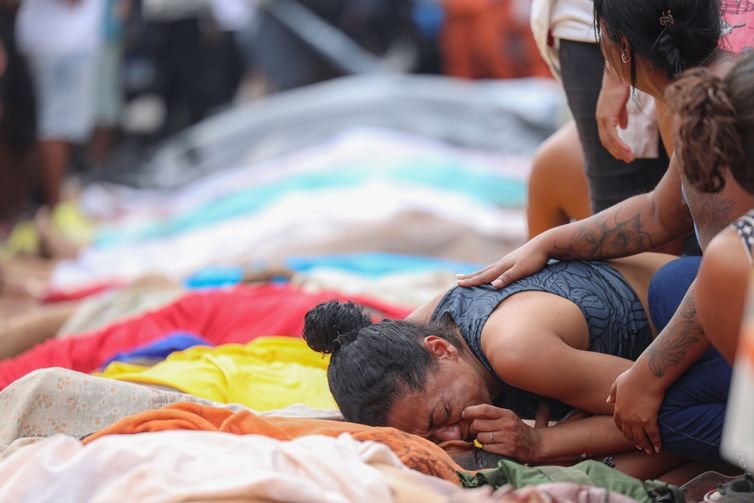 Rio de Janeiro (RJ), 28/10/2025 - Dezenas de corpos são trazidos por moradores para a Praça São Lucas, na Penha, zona norte do Rio de Janeiro. Operação Contenção
Foto: Tomaz Silva /Agência Brasil