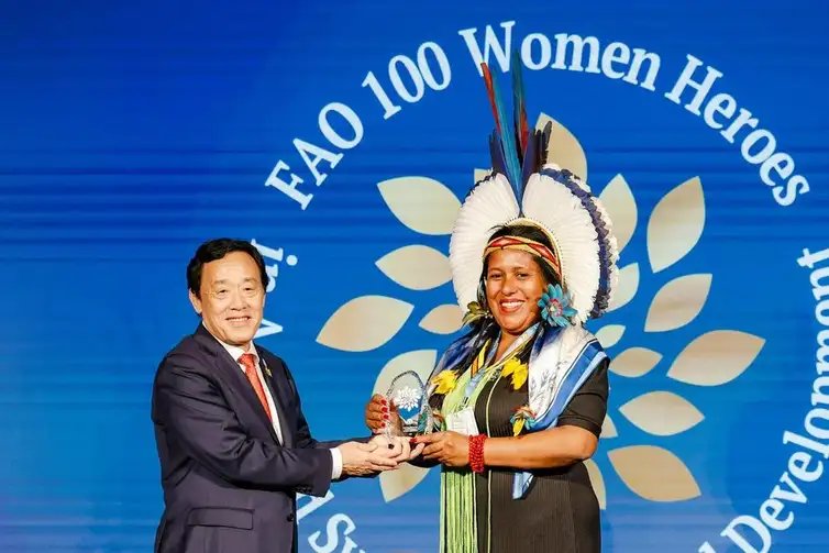 Roma, 16/10/2026 - Presidente da associação de pescadores indígenas de Coroa Vermelha, em Santa Cruz Cabrália (BA), Luena Pataxó recebe em Roma o prêmio 100 Mulheres Heroínas de Qu Dongyu, diretor-geral da Organização das Nações Unidas para a Alimentação e a Agricultura (FAO). Foto: FAO/Giuseppe Carotenuto
Presidente da associação de pescadores indígenas de Coroa Vermelha, em Santa Cruz Cabrália (BA), Luena Pataxó recebe em Roma o prêmio 100 Mulheres Heroínas de Qu Dongyu, diretor-geral da Organização das Nações Unidas para a Alimentação e a Agricultura (FAO). Foto: Giuseppe Carotenuto/FAO