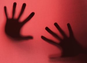 1732544685_silhuetas-de-maos-aterrorizantes-no-estudio.jpg