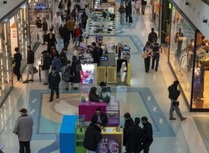 2026-02-01t000000z_1786446052_mt1nurpho000xphpjh_rtrmadp_3_lisbon-shopping-consumer-activity.jpg