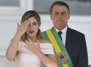 A primeira-dama Michelle Bolsonaro discursa em libras (linguagem de sinais destinada à comunidade surda) no Parlatório do Palácio do Planalto, antes do pronunciamento do presidente Jair Bolsonaro.