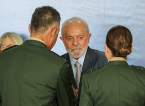 Brasília, DF 19/12/2023 O presidente Luiz Inácio Lula da Silva, acompanhado do ministro da Defesa, José Múcio, participa da cerimônia de apresentação dos oficiais-generais das Forças Armadas recém-promovidos, no Clube da Aeronáutica, em Brasília. Foto: Fabio Rodrigues-Pozzebom/ Agência Brasil