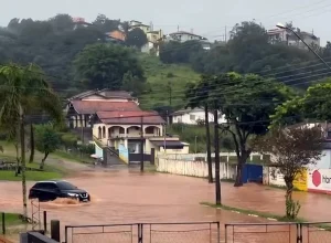 Jarinu apresentou alguns pontos de alagamento, como na região próxima ao Ginásio de Esportes, no Centro da cidade - Foto: Reprodução/Redes Sociais