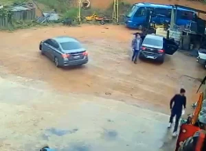 Momento em que a quadrilha chega à chácara alegando ser da Polícia Federal  - Foto: Reprodução/TV