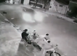 Câmera de segurança flagra o momento em que o carro atropela as cinco crianças - Foto: Reprodução/Internet