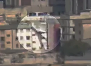 O avião bateu entre o terceiro e o quarto andar de um prédio residencial, no espaço das escadas - Foto: Reprodução/TV