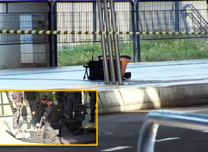 Equipe do GATE trabalha com o material explisivo (no detalhe). Bolsas foram abandonadas no terminal - Foto: Reprodução/TV