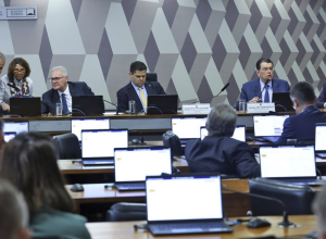 O relator da reforma tributária, senador Eduardo Braga, tendo ao lado os senadores Davi Alcolumbre e Renan Calheiros na Comissão de Constituição, Justiça e Cidadania (CCJ) - Foto: Antônio Cruz/ABr