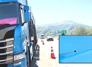 A bala perfurou a porta e atingiu a perna do motorista - Foto: Reprodução/TV