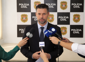 Delegado explica à imprensa as conclusões preliminares das investigações - Foto: Reprodução (editada)