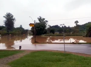 O transbordamento do Ribeirão do Jacaré deixou um rastro de lama e prejuízos em Itatiba.