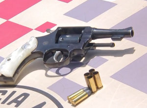 Arma utilizada no crime em Várzea Paulista - Foto: Reprodução/TV