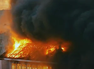 Prédio do Colégio Marista no RS em chamas