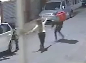 Momento em que Beatriz tenta atingir o assaltante com o gás de pimenta e é atingida na cabeça - Foto: Reprodução/TV