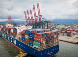 Navio porta-contêineres atracado no Porto de Santos (SP), o maior complexo portuário da América Latina. Foto: Divulgação