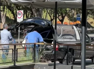 O corpo da vítima foi retirado do local e levado ao IML - Foto: Reprodução/TV