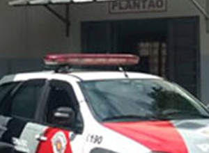 Apesar de uma arma ter sido encontrada ao lado do corpo, a vítima não apresentava sinais de tiro - Foto: Reprodução/Internet