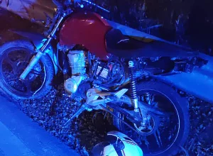 Moto de tanque vermelho batida no guardrail