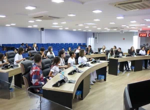 Nos últimos meses os jovens se reuniram na Câmara para o processo de instalação do Parlamento - Foto: CMI