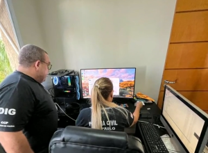 Os policiais encontraram diversos arquivos armazenados em dispositivos eletrônicos - Foto: Reprodução/TV