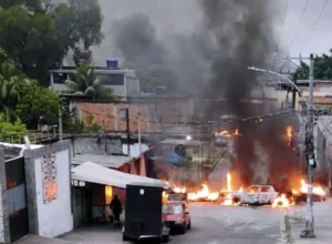 A operação mobilizou milhares de agentes e helicópteros, com confrontos em áreas densamente povoadas. - Foto: RS/Fotos Públicas