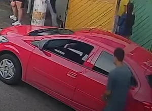 Ladrão se aproxima do carro enquanto a mãe pega o outro filho na escola - Foto: Reprodução/TV
