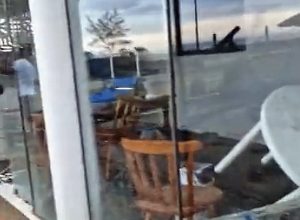 De acordo com a defesa civil do estado, o mar avançou de forma súbita e percorreu uma longa extensão em direção ao continente - Foto: Reprodução/TV